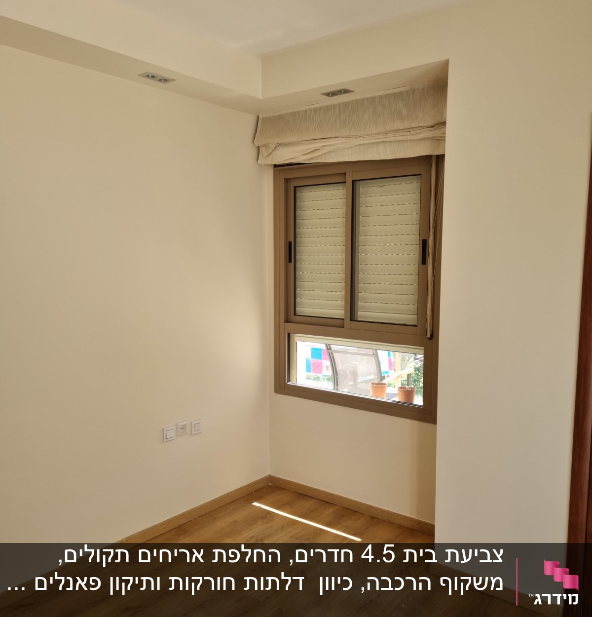 חדר ריק עם רצפת עץ וחלון חדש